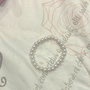 I’m selling a beautiful fake pearl bracelet
